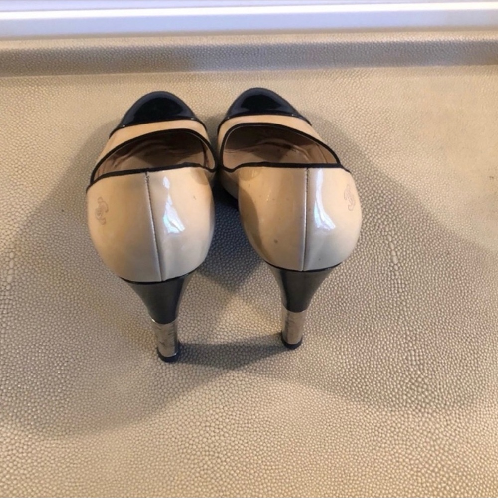 CHANEL Beige and Black Patent Leather Two-Tone Pumps - Picture 3 of 5